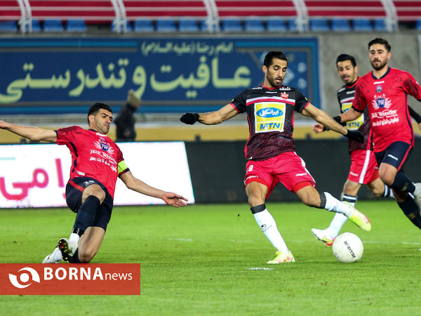 دیدار تیم های پرسپولیس تهران و نساجی مازندران در مشهد