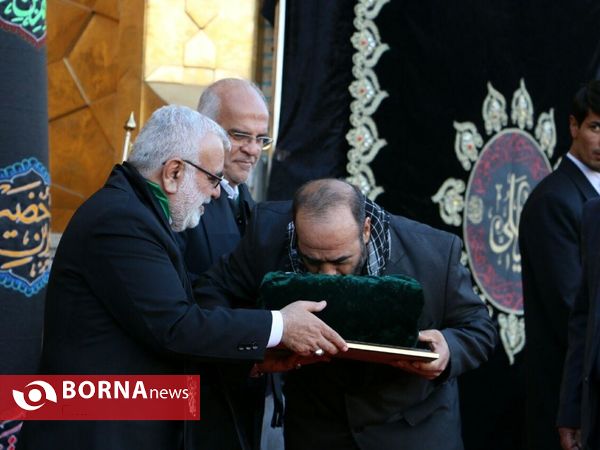 آيين تعويض پرچم گنبد منور رضوی