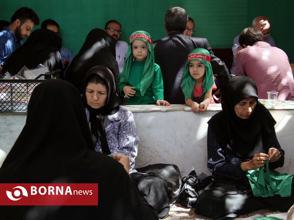 بسته بندی لباس های مراسم شیرخوارگان حسینی در شیراز