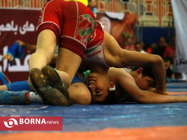 فینال و اهداء مدال مسابقات کشتی خردسالان قهرمان کشوری در آبادان