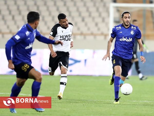 دیدار تیم‌های فوتبال استقلال - هوادار
