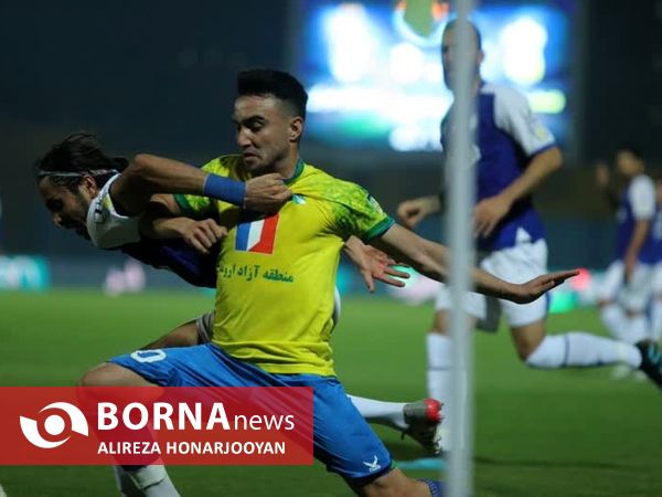 دیدار تیم های فوتبال صنعت نفت - استقلال