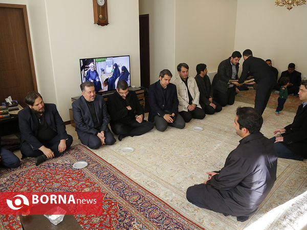 حضور معاون وزیر ورزش و جوانان در منزل شهیدان ابو مهدی المهندس و حسین جعفری نیا