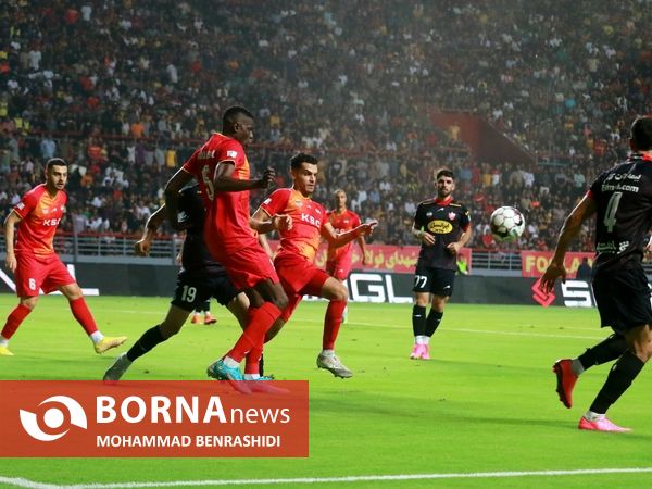 دیدار تیم های فوتبال فولاد - پرسپولیس 