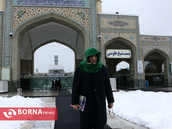 مشهد زیر چتر برف
