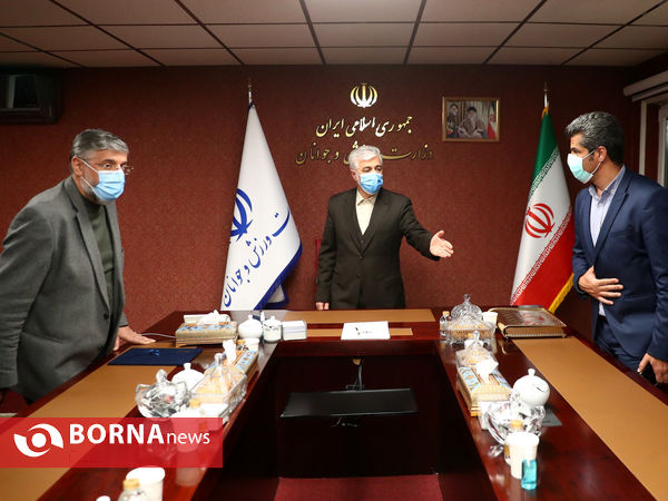 اعطای حکم ریاست هادی ساعی از سوی وزیر ورزش و جوانان