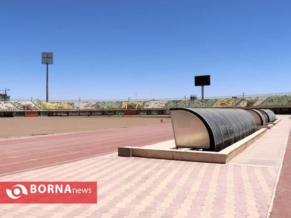 آماده‌سازی چمن ورزشگاه باهنر کرمان