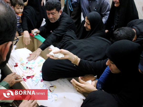 وداع خانواده شهید محمد قایدی با فرزندشان پس از 32 سال فراق