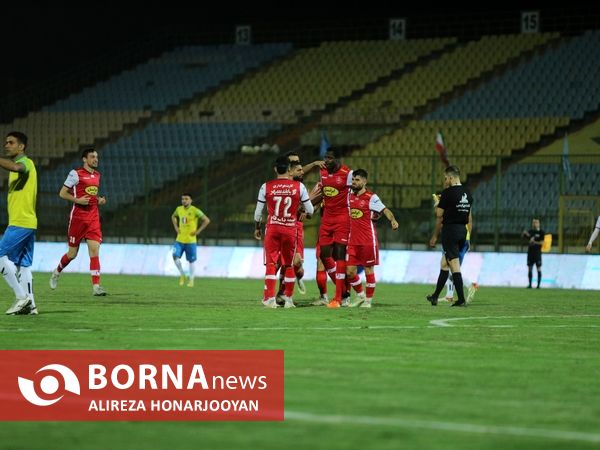 دیدار تیم های فوتبال صنعت نفت - پرسپولیس