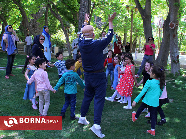 گردشگران خارجی در باغ ارم شیراز