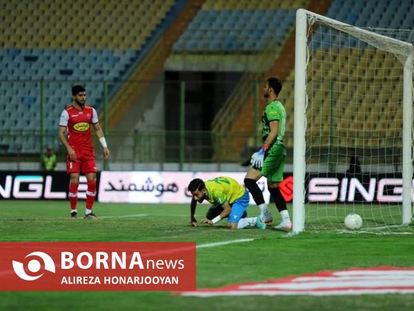 دیدار تیم های فوتبال صنعت نفت - پرسپولیس