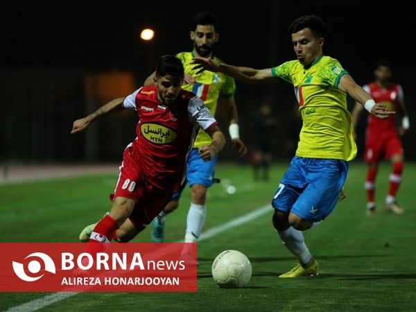 دیدار تیم های فوتبال صنعت نفت - پرسپولیس
