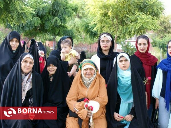 اهدای شاخه های گل بسیج خواهران ناحیه مقاومت شهرری به دختران