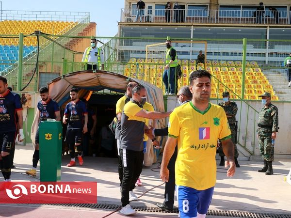 در حاشیه دیدار تیم های فوتبال صنعت نفت - نساجی