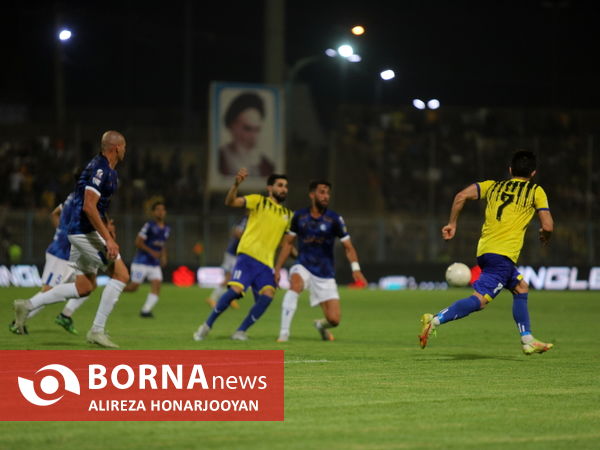 دیدار تیم های فوتبال نفت مسجدسلیمان - استقلال (2)