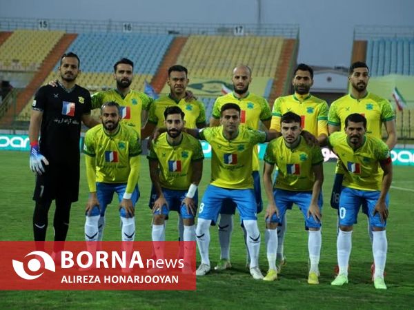 دیدار تیم های فوتبال صنعت نفت - پرسپولیس