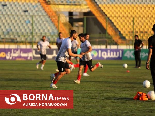 در حاشیه دیدار تیم های فوتبال صنعت نفت  - تراکتور