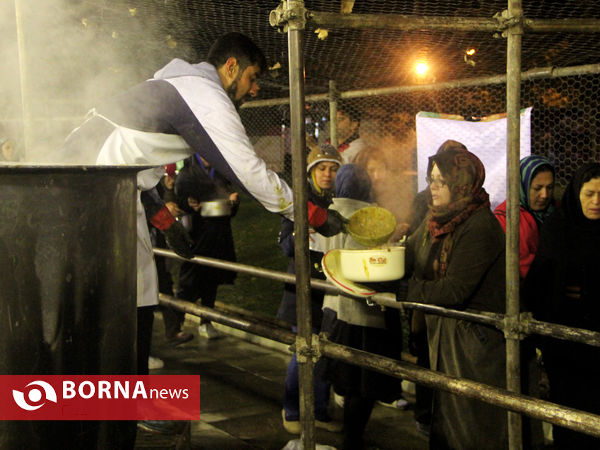 حضورمردم و مسئولان در آیین طبخ و توزیع  80تن آش نذری شیراز