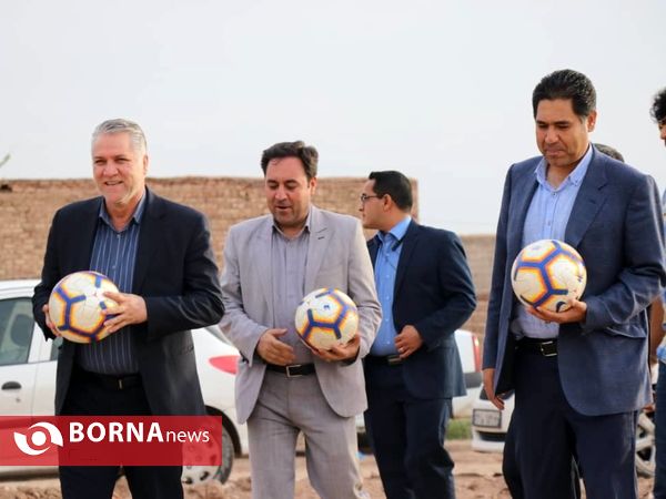 حضور مدیران هیئت فوتبال استان کرمان و باشگاه مس کرمان در محله محروم «حجتیه» شهر کرمان