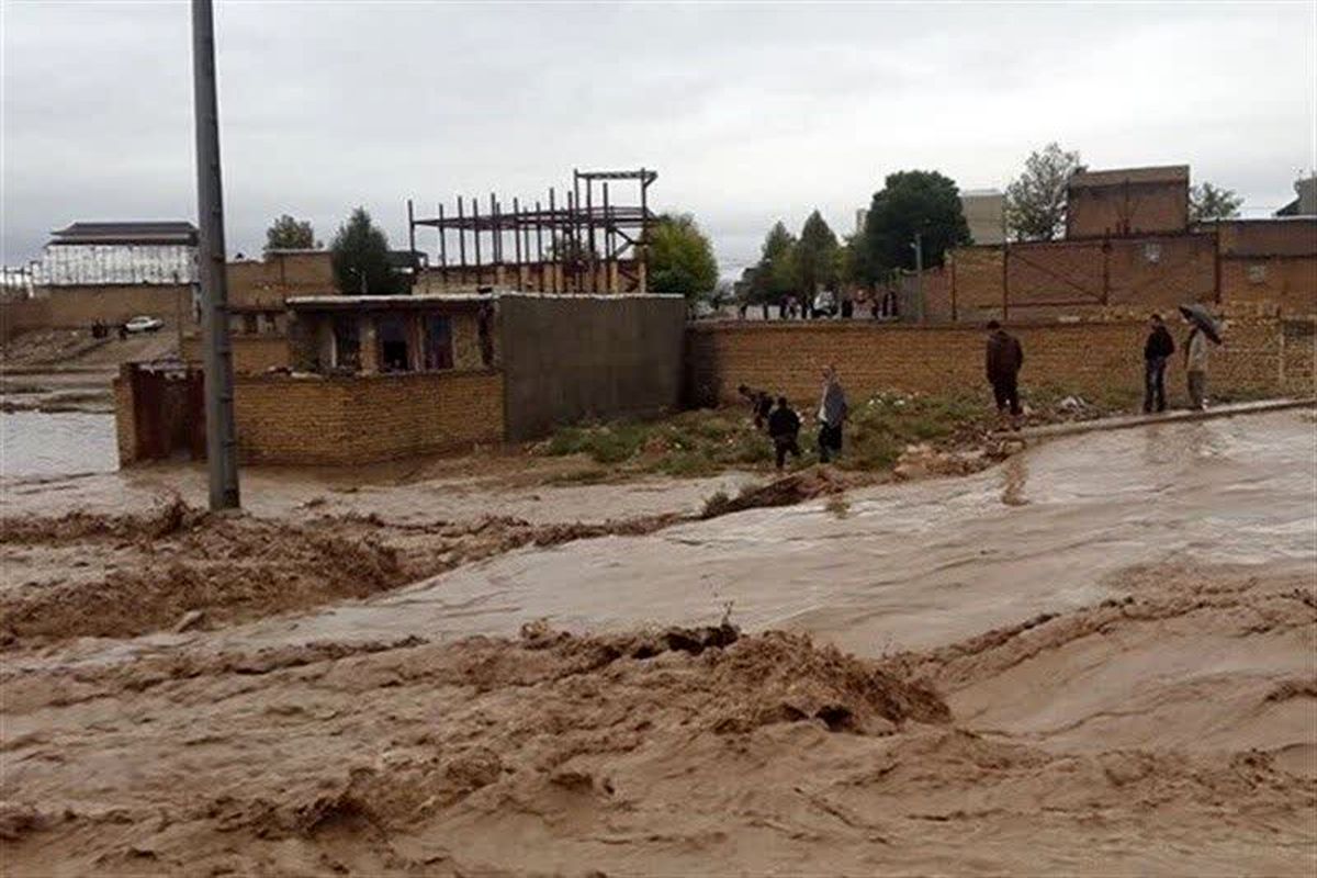 قطع شدن راه ارتباطی ۱۳ روستای بخش پاپی خرم آباد  بر اثر وقوع سیل