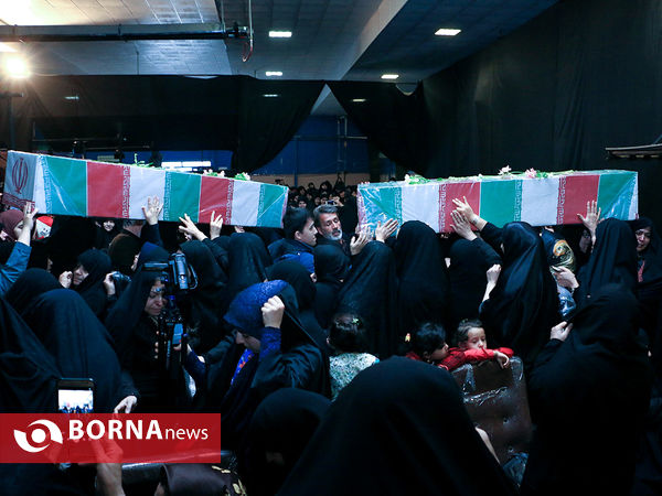 نخستین دیدار خانواده های هشت شهید دفاع مقدس با پیکر مطهر شهدایشان