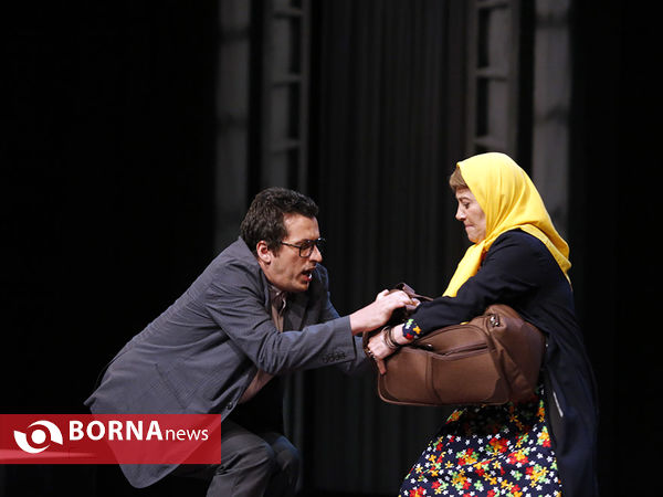 نمایش  خروس می خواند