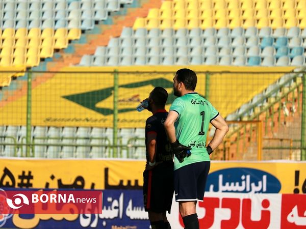 در حاشیه دیدار تیم های فوتبال صنعت نفت - نساجی