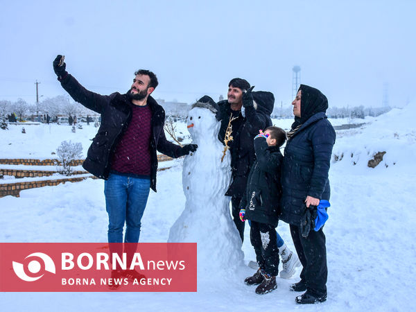خوشحالی مردم اراک با بارش اولین برف زمستانی در منطقه‌ی گردشگری دره گردو