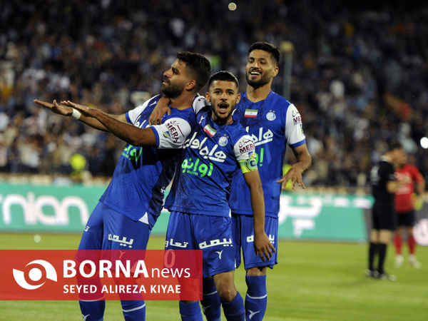 دیدار تیم های فوتبال استقلال 7 تراکتور 1