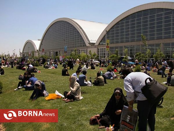 تماشای فوتبال در حاشیه نمایشگاه کتاب