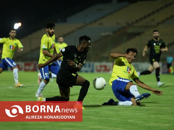 دیدار تیم های فوتبال صنعت نفت - سپاهان