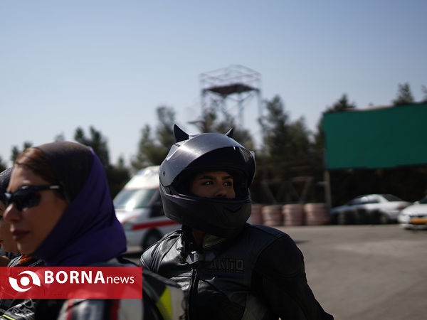 مسابقه درگ موتورسواری بانوان