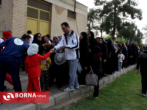 پیاده روی خانوادگی به مناسبت عید مبعث در شیراز ‎