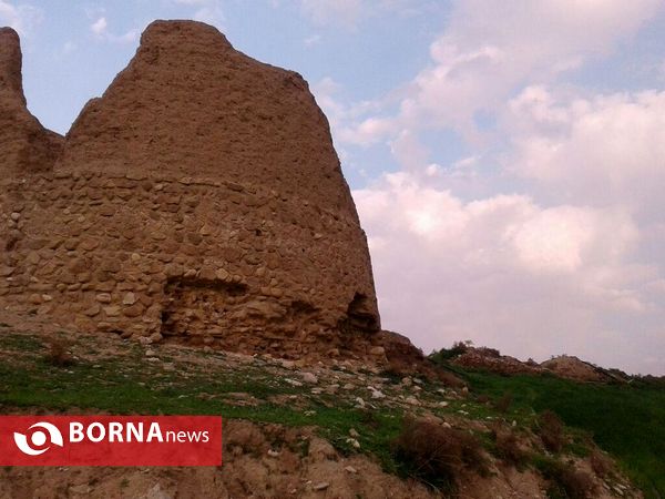 ویرانه های "چم قلعه" پلدختر