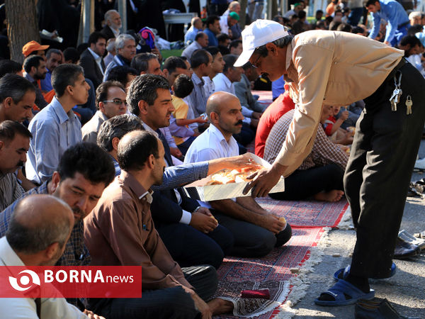 نماز شکرانه عید در کنار شهدای بهشت رضا(ع)