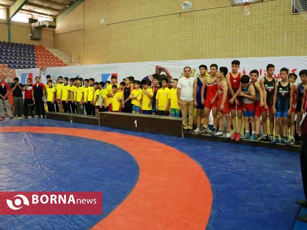فینال و اهداء مدال مسابقات کشتی خردسالان قهرمان کشوری در آبادان