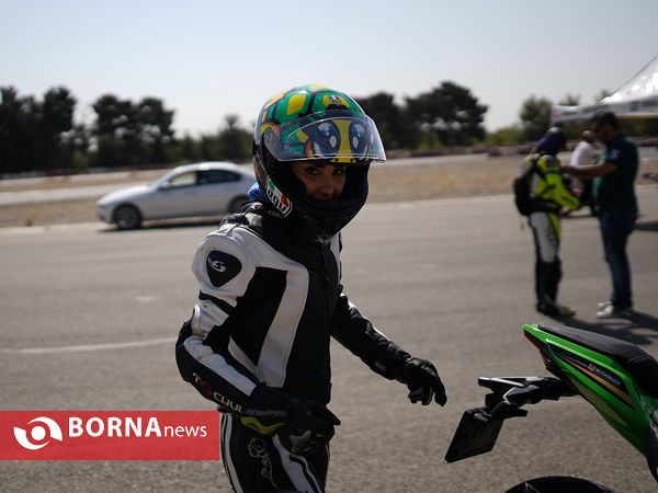 مسابقه درگ موتورسواری بانوان
