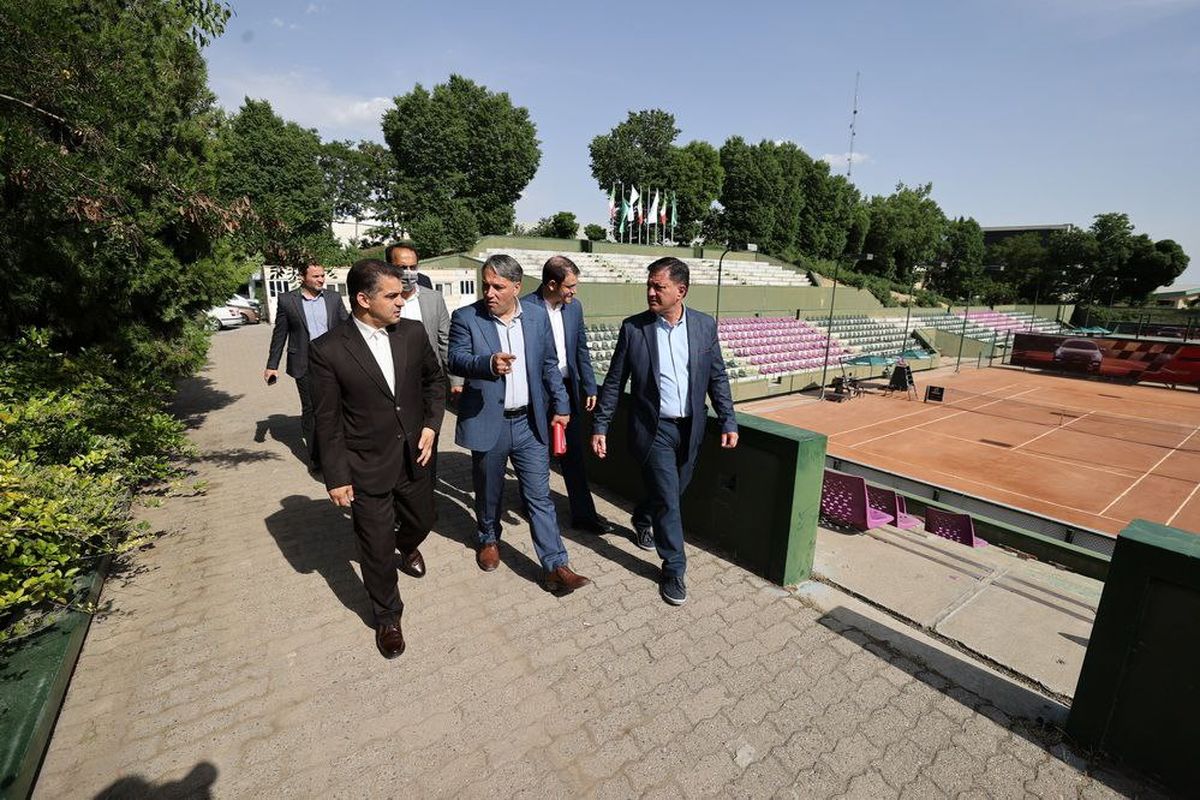بازدید مسوولین وزارت ورزش از زمین تنیس انقلاب پیش از میزبانی از مسابقات فیوچرز تهران
