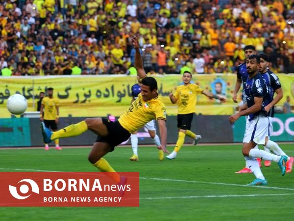 دیدار تیم های فوتبال سپاهان - پیکان