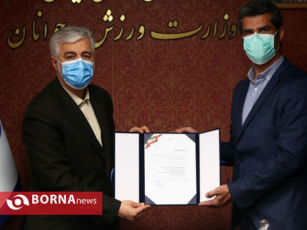 اعطای حکم ریاست هادی ساعی از سوی وزیر ورزش و جوانان