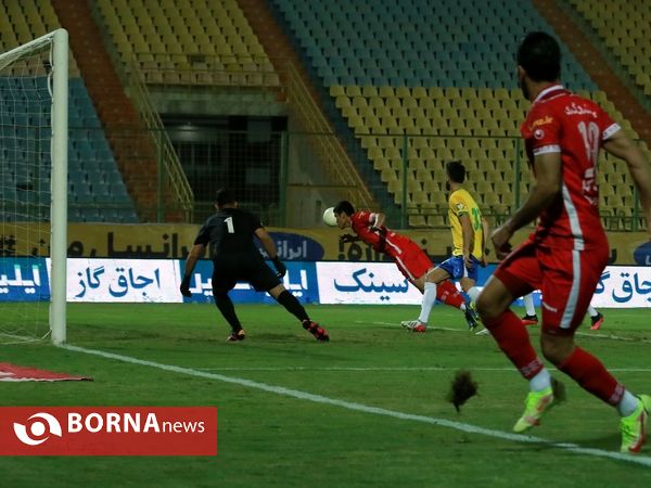 دیدار تیم های فوتبال صنعت نفت - پرسپولیس