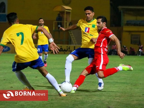 دیدار تیم های فوتبال صنعت نفت - پرسپولیس