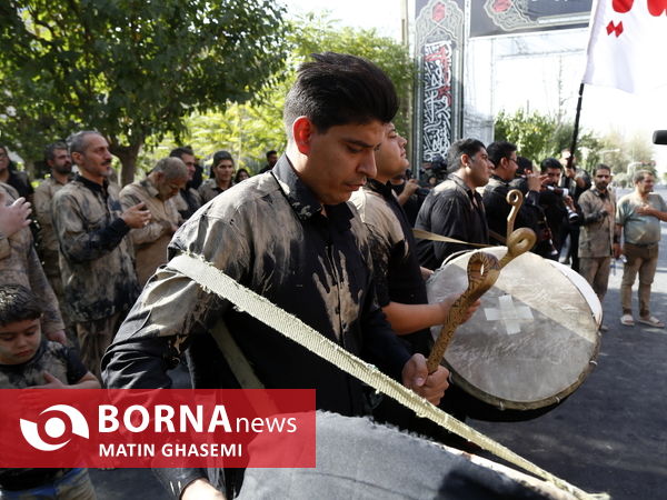 آیین گل مالی در حسینیه لرستانی های تهران