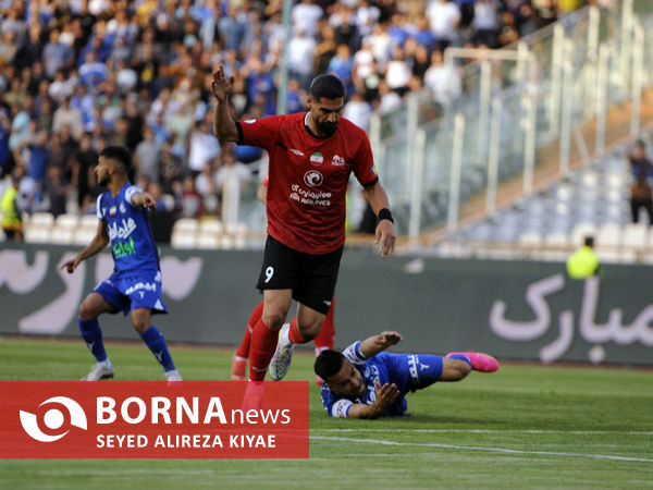 دیدار تیم های فوتبال استقلال 7 تراکتور 1