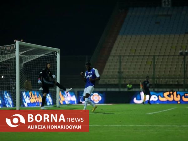 دیدار تیم های فوتبال صنعت نفت - استقلال