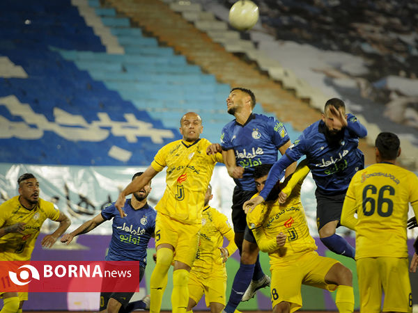 دیدار تیم های فوتبال استقلال - فجرسپاسی