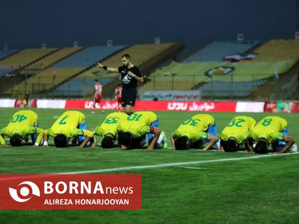 دیدار تیم های فوتبال صنعت نفت - پرسپولیس