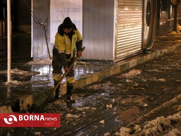 پاکسازی معابر برفی شهر ارومیه توسط عوامل شهرداری