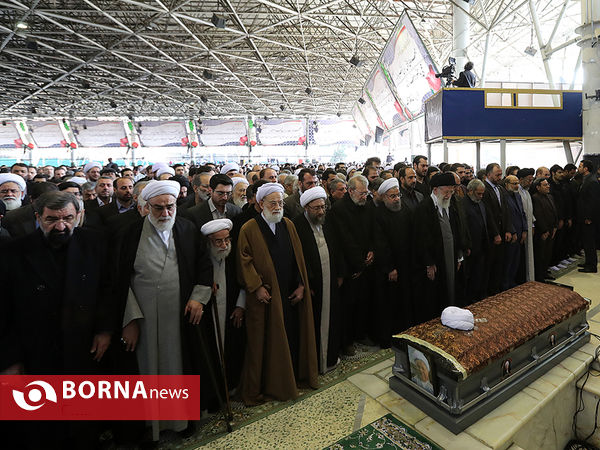 رهبر انقلاب بر پیکر حجت الاسلام والمسلمین هاشمی نماز اقامه کردند