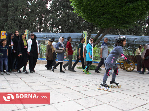 پیاده روی خانوادگی به مناسبت عید مبعث در شیراز ‎
